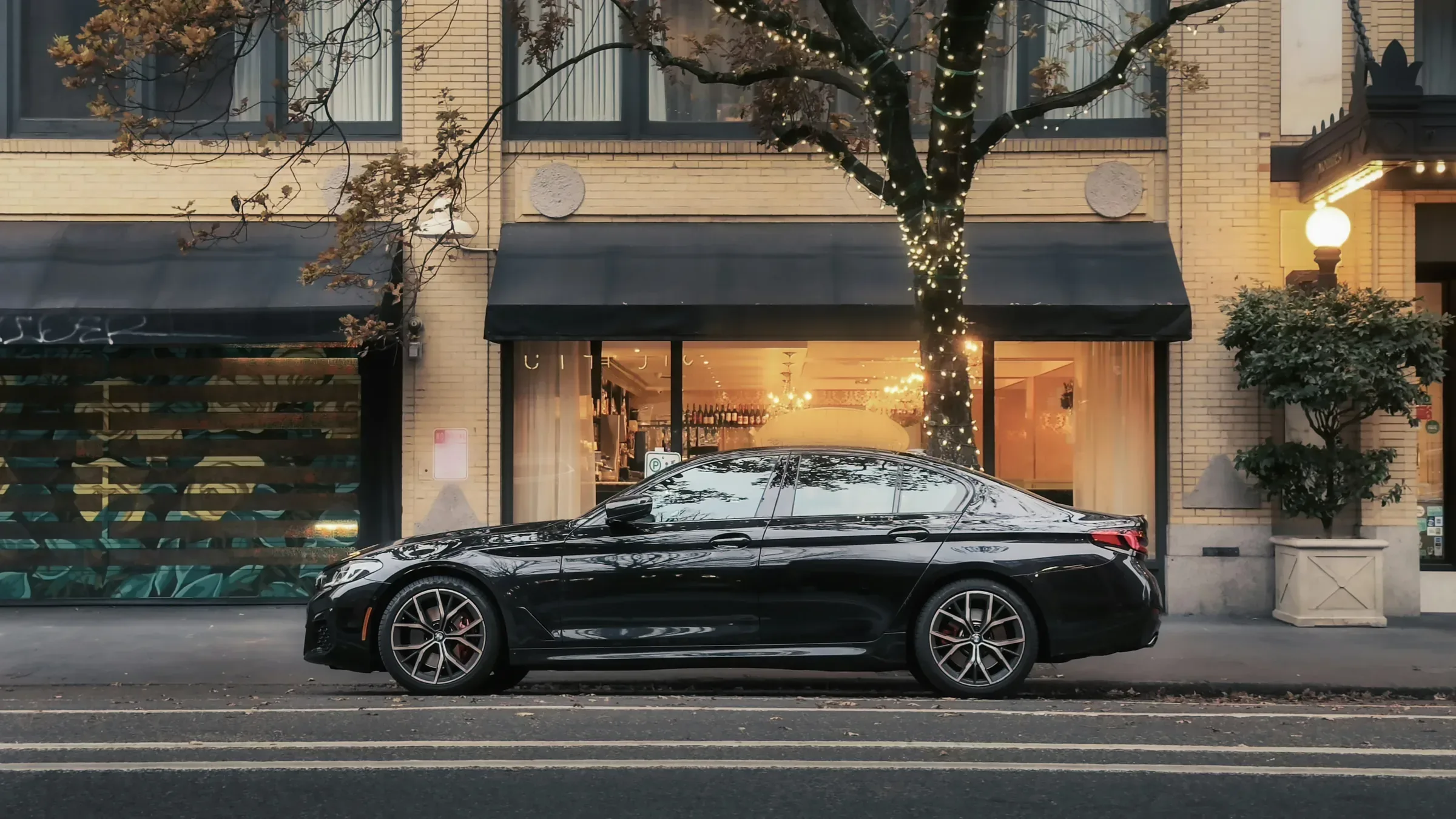 Аренда автомобилей в Минске: чёрная BMW 5 на городской улице
